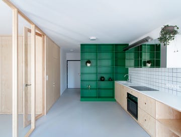 un apartamento de 40 m2 con cerramiento de cristal