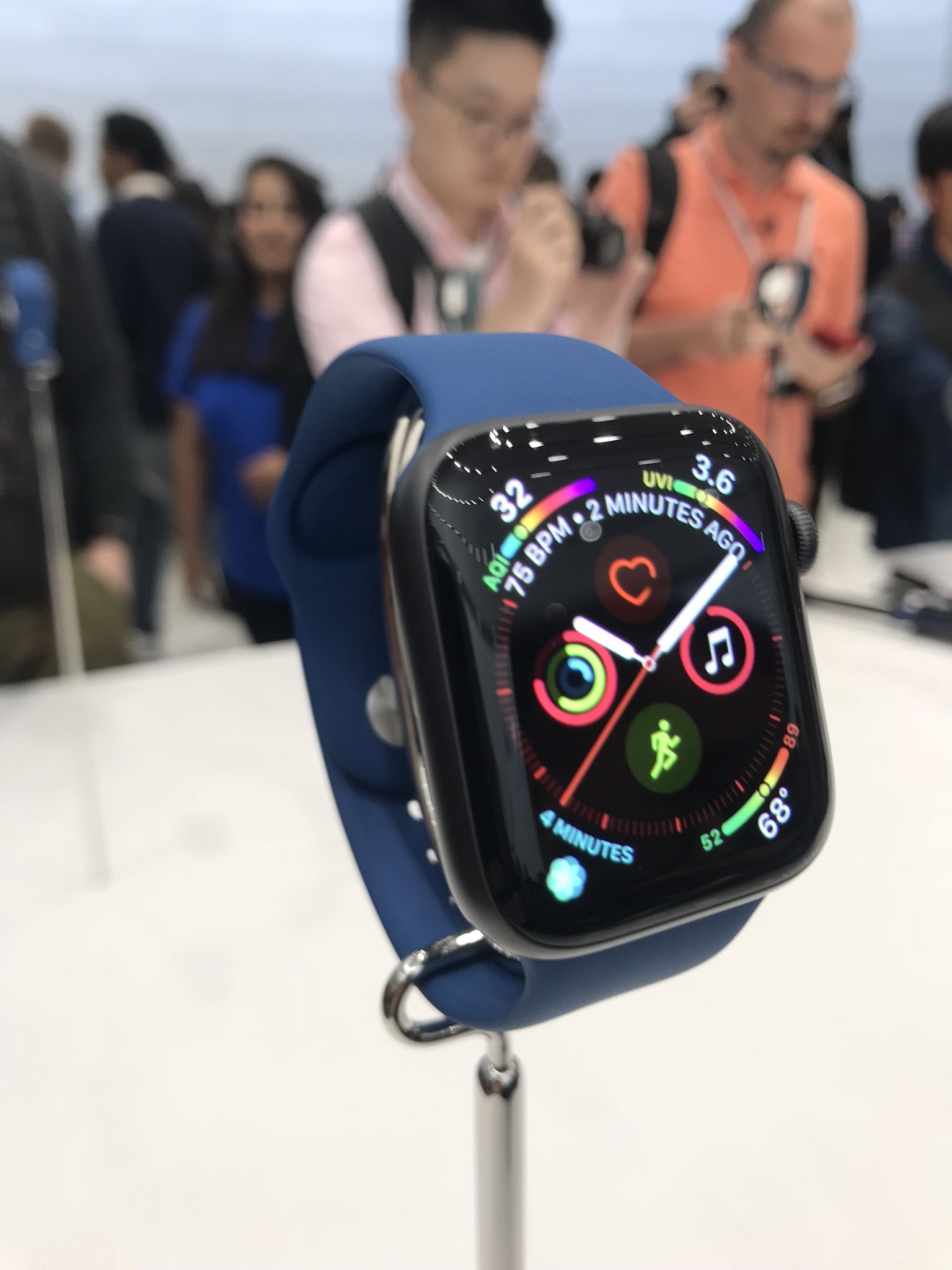 Redesigned Apple Watch Series 4 revolutionizes communication, fitness and  health - Apple