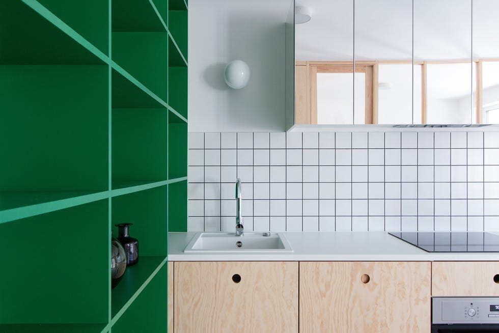 la cocina del apartamento 40 m2 tiene muchas soluciones de almacenaje