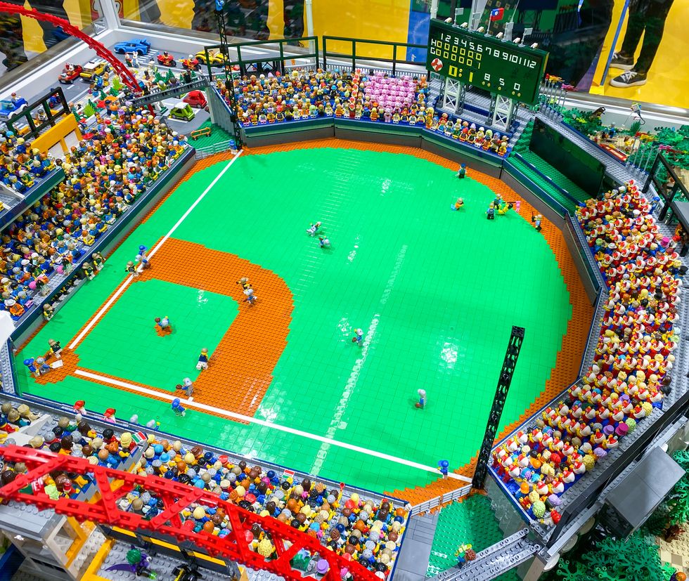 樂高lego授權專賣店進駐台中大遠百！20萬顆樂高拼成高美濕地、洲際棒球場積木⋯話題商品一次看