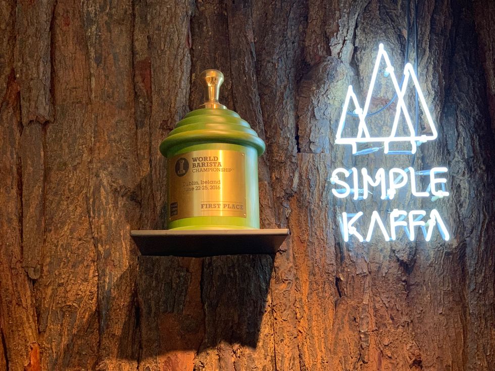 走訪「世界冠軍咖啡師」吳則霖旗艦店「Simple Kaffa」！販售淺中深焙手沖咖啡、李霽植物藝術作品進駐