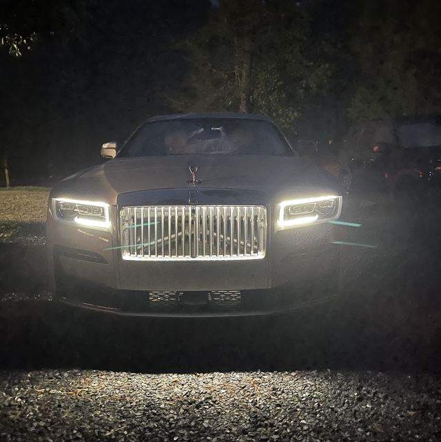 2021 rolls royce ghost grille at night