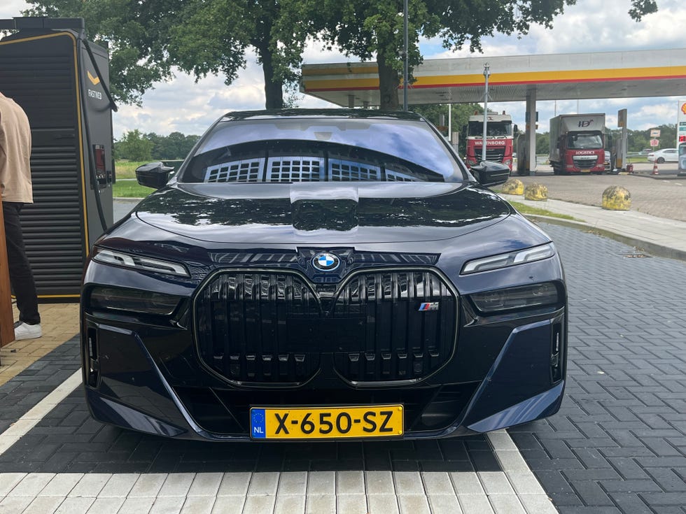 ein schwarzes Auto, das auf einer Backsteinstraße geparkt ist