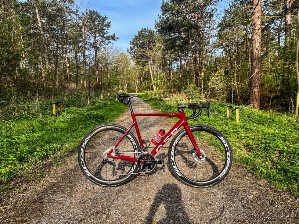 rode racefiets in de natuur