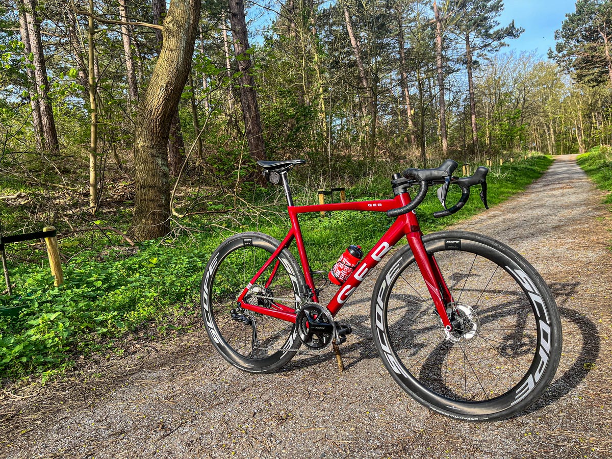 rode racefiets op een bospad