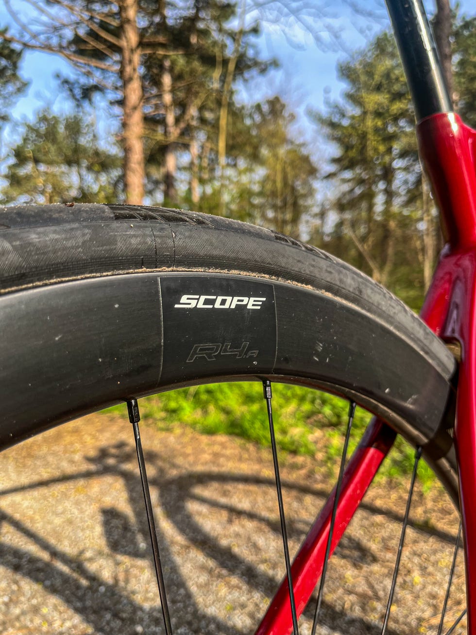 rode racefiets in de natuur