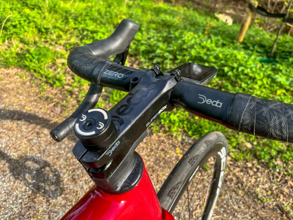 rode racefiets in de natuur