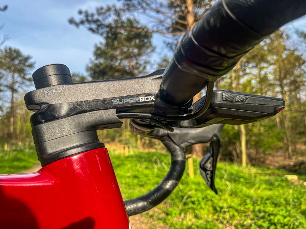 rode racefiets in de natuur