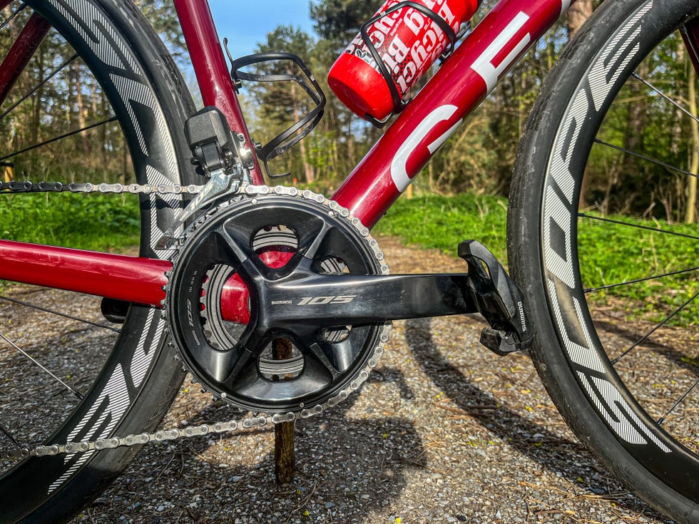 rode racefiets in de natuur