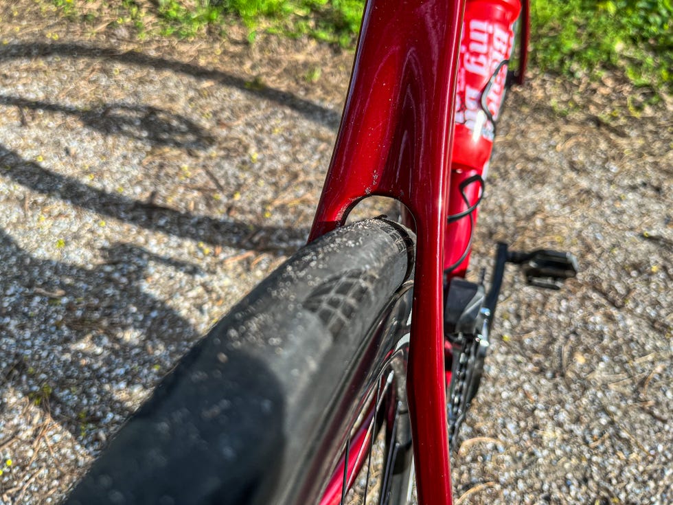 rode racefiets in de natuur