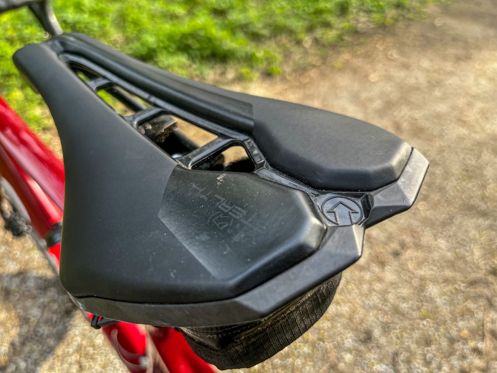 rode racefiets in de natuur