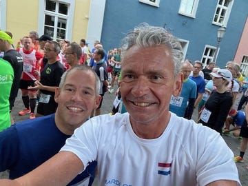 hans en joost voor de start van hun hardloopwedstrijd in xanten, duitsland