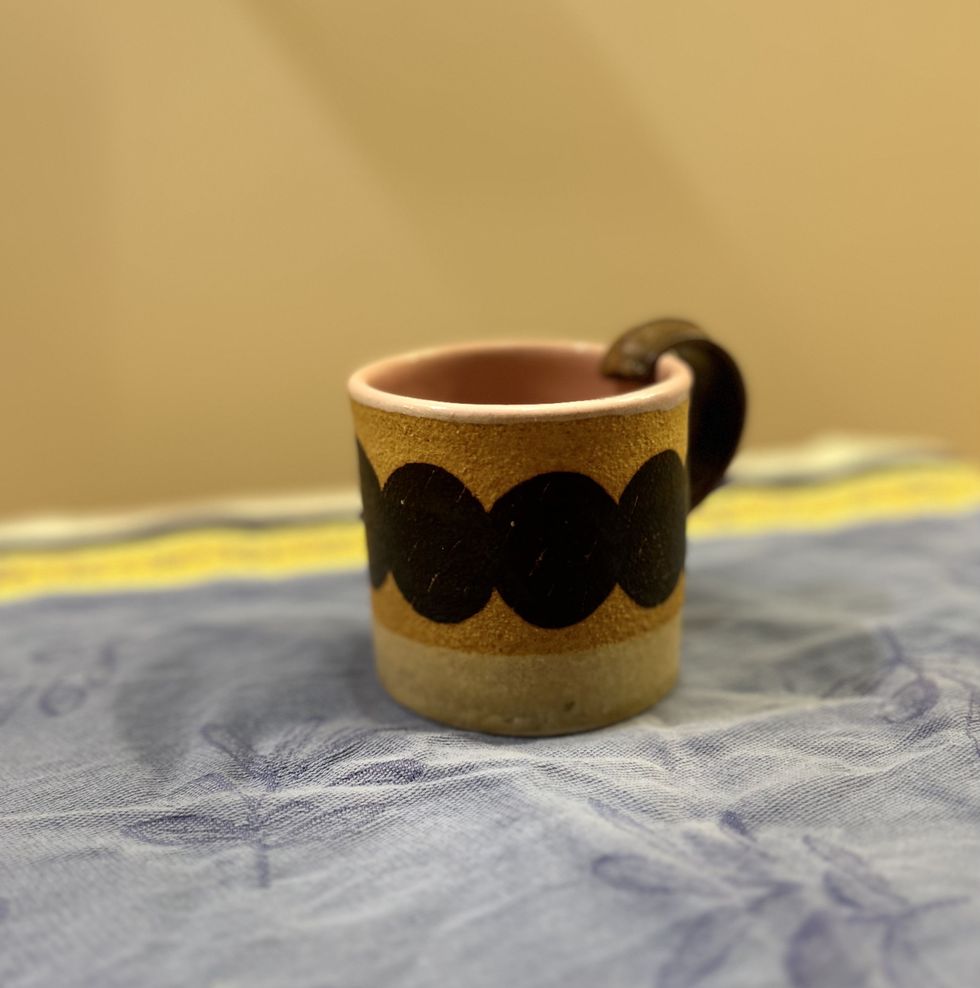 a mug with a face on it 小泊良