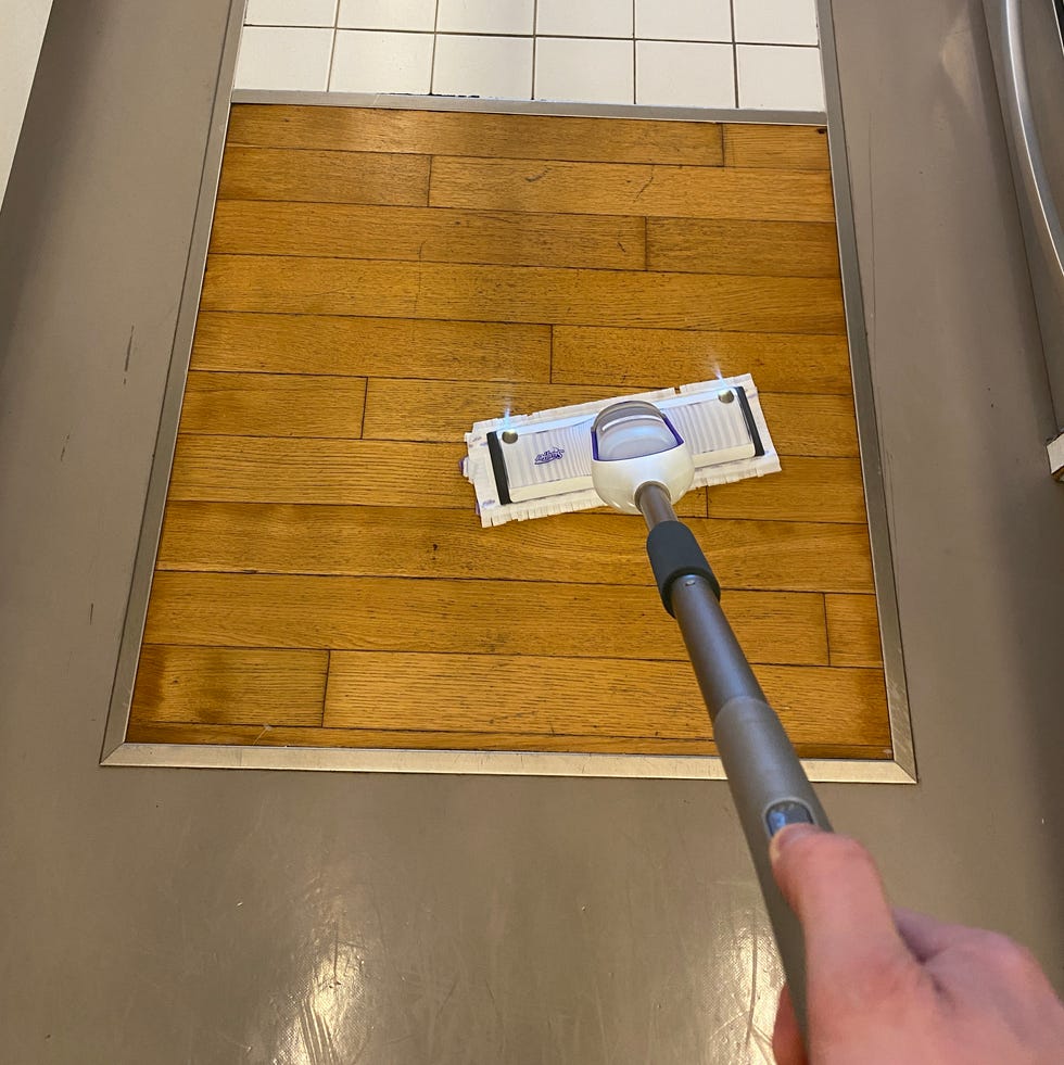 Best Mops - Testing a wet mop on a wood floor best mops testing a wet mop on a wood floor