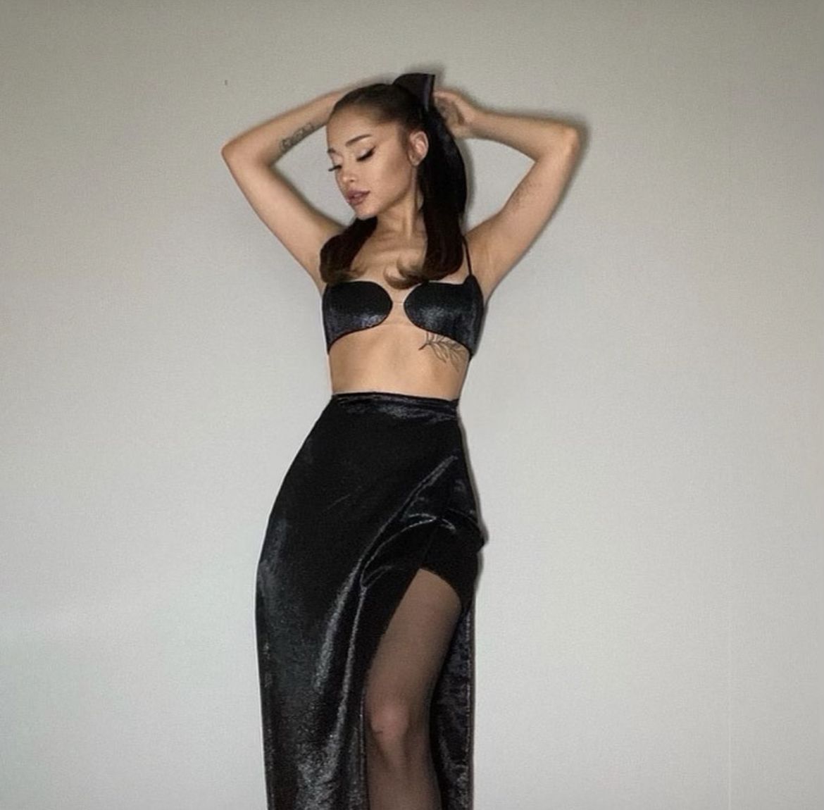 Naked Ariana Grande Porn Captions - Ariana Grande's Toned Abs In A Bra Top Set Stole The Show On IG