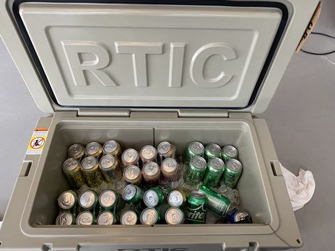 penyejuk rtic yang diisi dengan tin ais dan soda semasa ujian