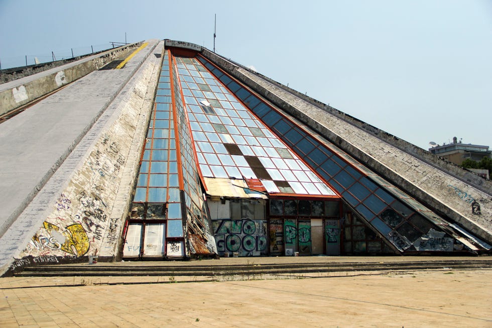de piramide van tirana in albanie voor de renovatie
