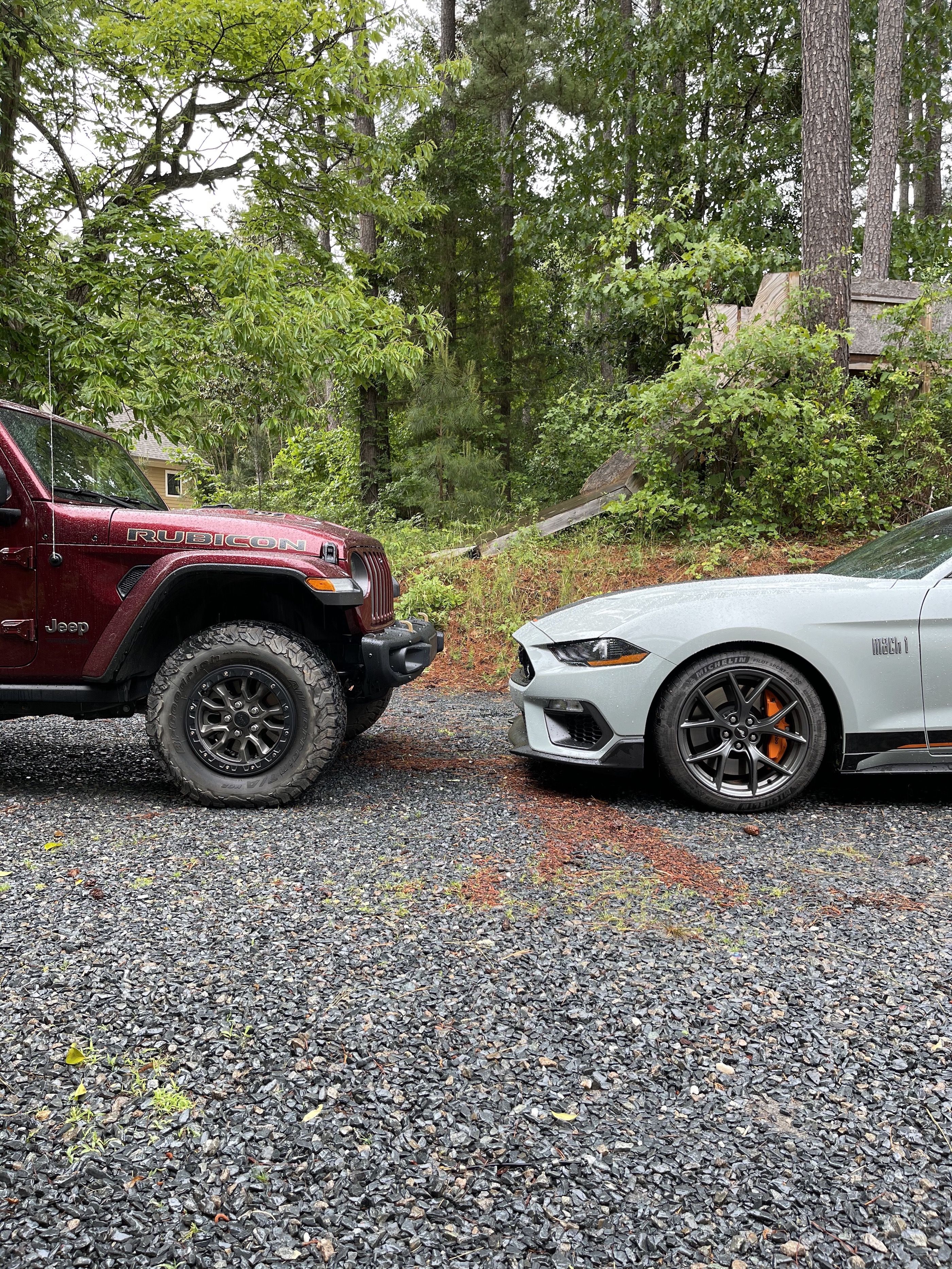 Top 92+ imagen ford mustang vs jeep wrangler