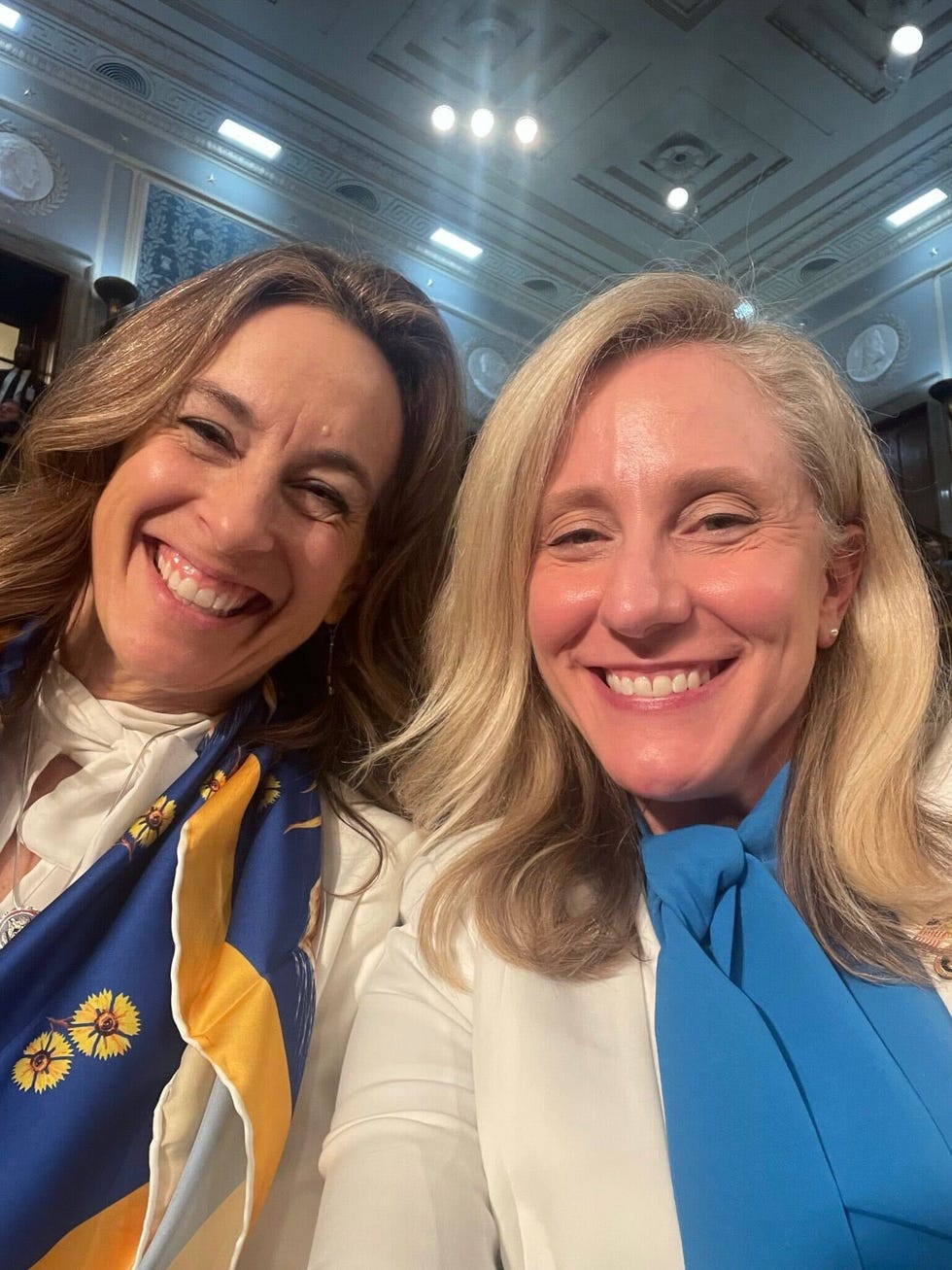 un selfie di Abigail Spanberger e Mikie Sherrill