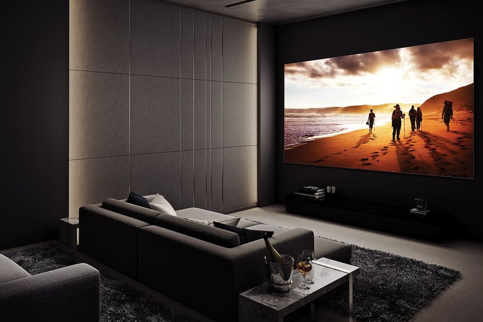 再也不想下床了啦！三星推出超巨大219吋4K電視，裝在房間牆上打開Netflix耍廢一整天！