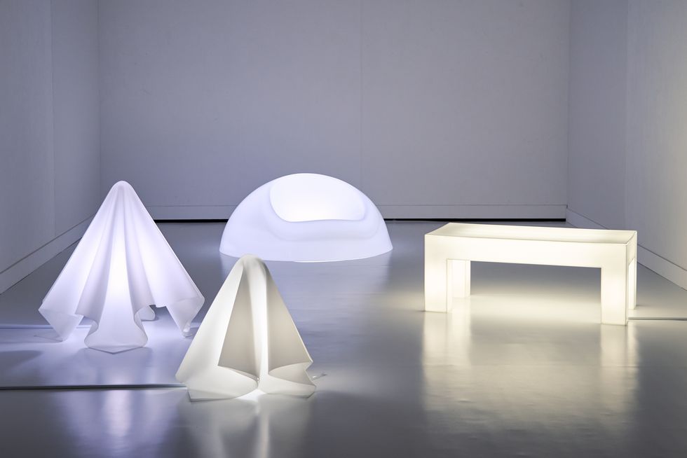「ランプ（オバq）［大］［小］」（ともに1972）、内照式の乳白アクリルを用いた家具。「光の椅子」「光のテーブル」（ともに1969）
