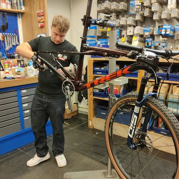 een fietsenmaker bouwt een mountainbike op