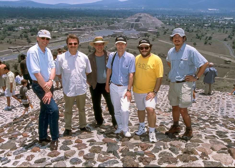 Hoofdredacteuren van de nationale edities van National Geographic kwamen in 2001 bijeen op de Piramide van de Zon in Teotihuacn Mexico Geheel links Aart Aarsbergen