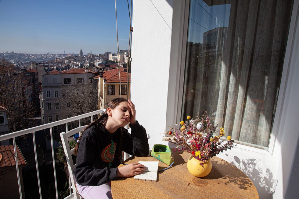 ISTANBUL, TURKEY ISTANBOEL TURKIJE Ik maak me zorgen over het voortbestaan van mijn werk als freelance fotograaf dat berust op reizen en opdrachten in en uit het buitenland zegt de in Istanboel wonende Rena Effendi Vorig jaar heb ik voor mijn werk zon twintig landen bereisd en ik vind deze pauze samen met mijn dochter eigenlijk wel prettig De wijk waar ik woon Gihangir is helemaal niet zo vervelend om in quarantaine te verblijven Er zijn hier veel kleine kruideniers en alles wat je nodig hebt is op loopafstand te vinden