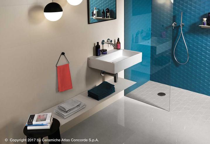 Interiore del bagno di lusso con vasca e mensola decorativa in gesso con  decorazione e accessori per il bagno rendering 3d