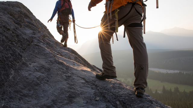 Accessori tech: cosa portare in un trekking di più giorni