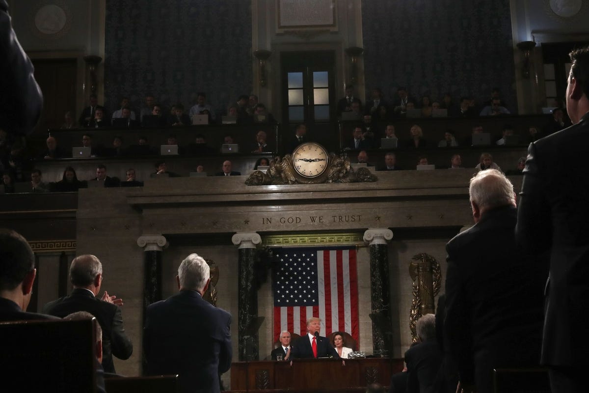 De Amerikaanse president Donald Trump in het midden houdt een State of the Uniontoespraak in het Amerikaanse Capitool op dinsdag 4 februari 2020 Trump hield de toespraak nadat het Huis van Afgevaardigden een afzettingsprocedure tegen hem had gestart De volgende dag sprak de Senaat hem tijdens het afzettingsproces vrij
