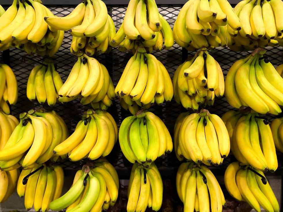 zralé působivé vizuální zobrazení řad čerstvých bio banánů na trhu