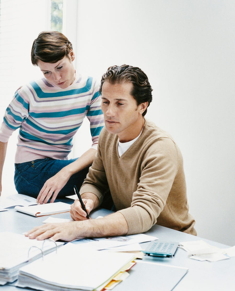 pareja consultando sus finanzas
