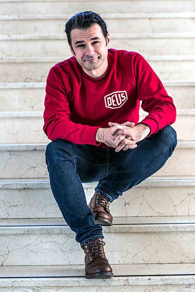 iñaki lópez en las escaleras de atresmedia
