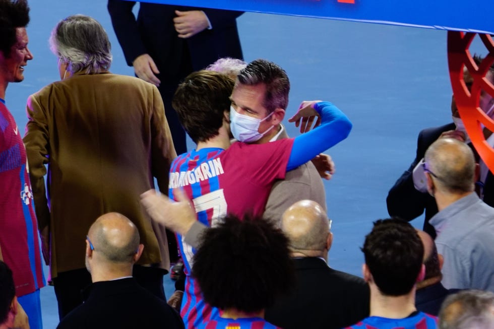 iñaki urdangarin y su hijo pablo, bonito y esperado reencuentro en la pista de balonmano