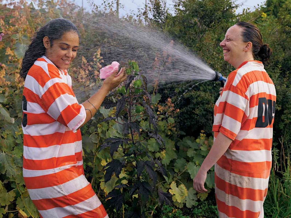 Gedetineerden Vanessa Eranzo en Lauren Hughes nu vrij relaxen tijdens hun wek in een tuin van de New Yorkse gevangenis Rikers Island Contact met de natuur maakt gevangenen minder agressief