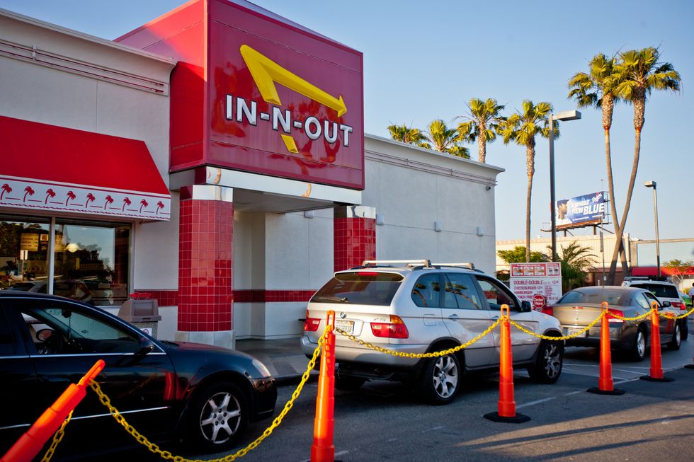 in n out burger, fast food restaurant at los angeles airport