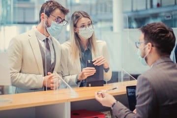 pareja en un banco para solicitar un credito