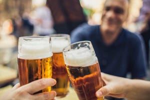 tres amigos brindando con cerveza