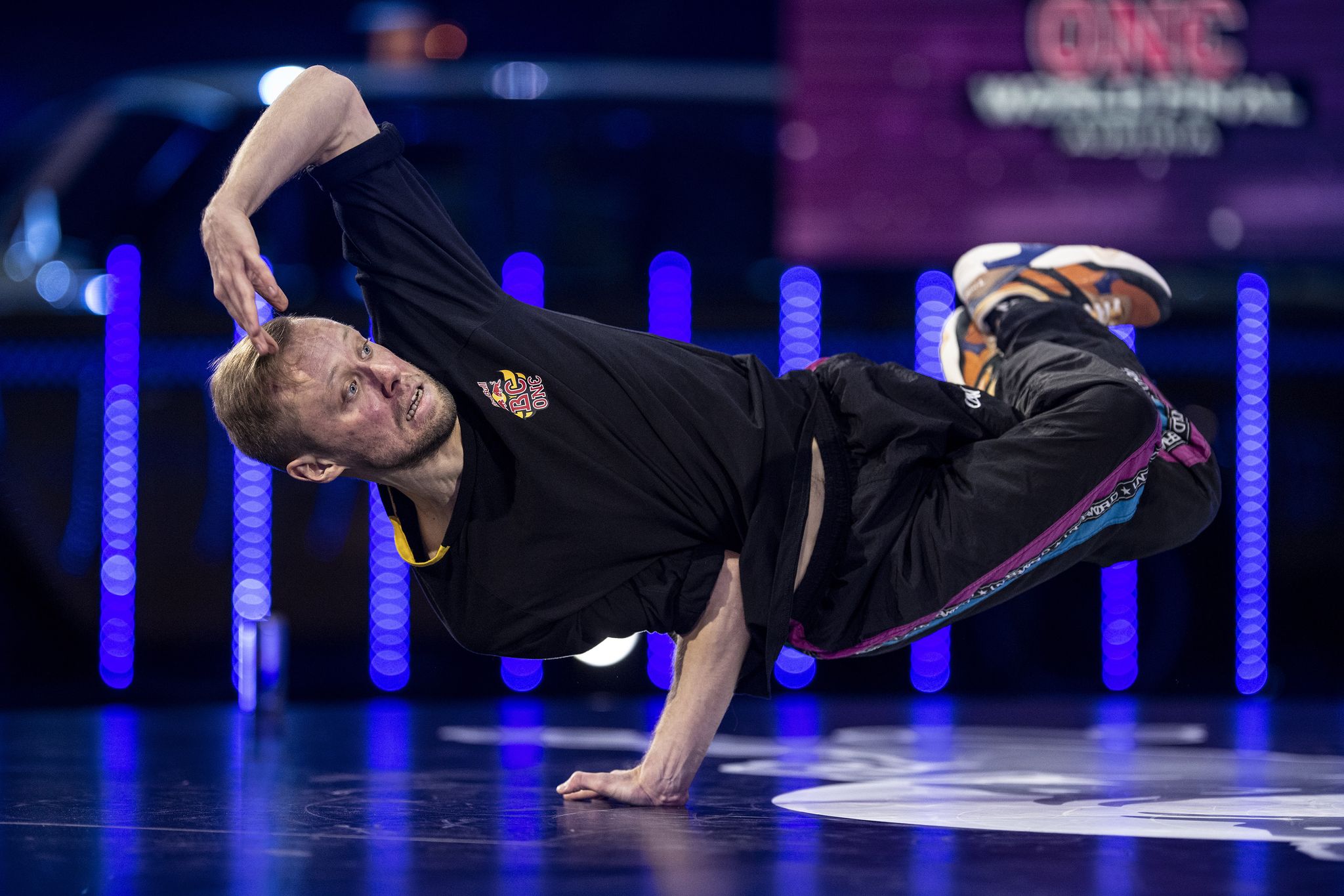 un hombre compite en la prueba de break dance red bull bc one world final 2020