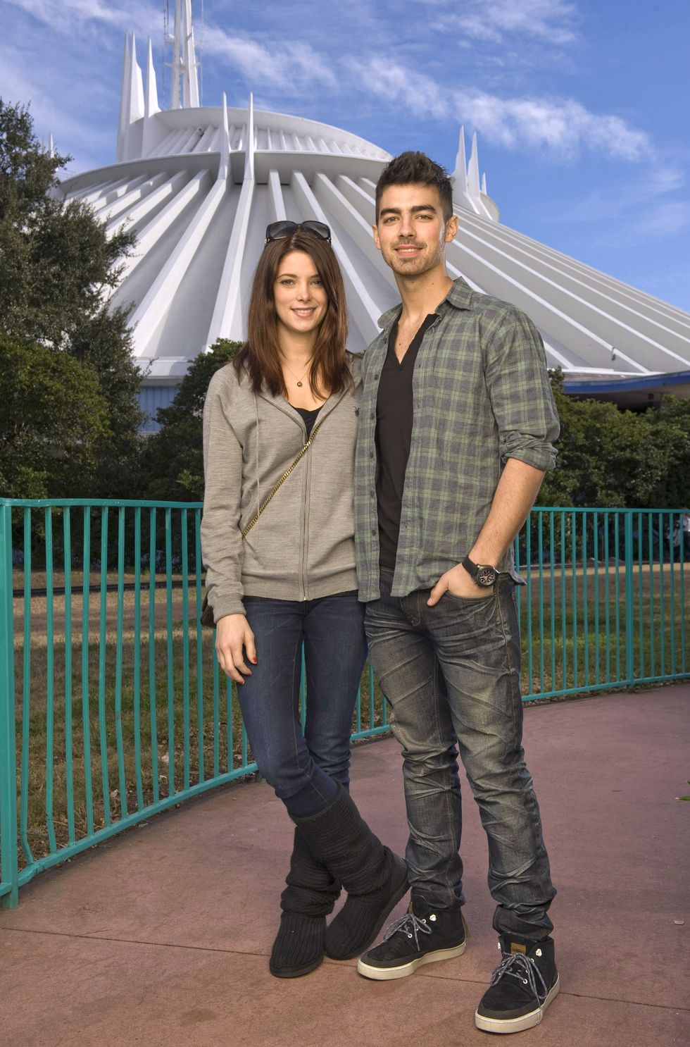 Ashley Greene e Joe Jonas visitam a Disney World