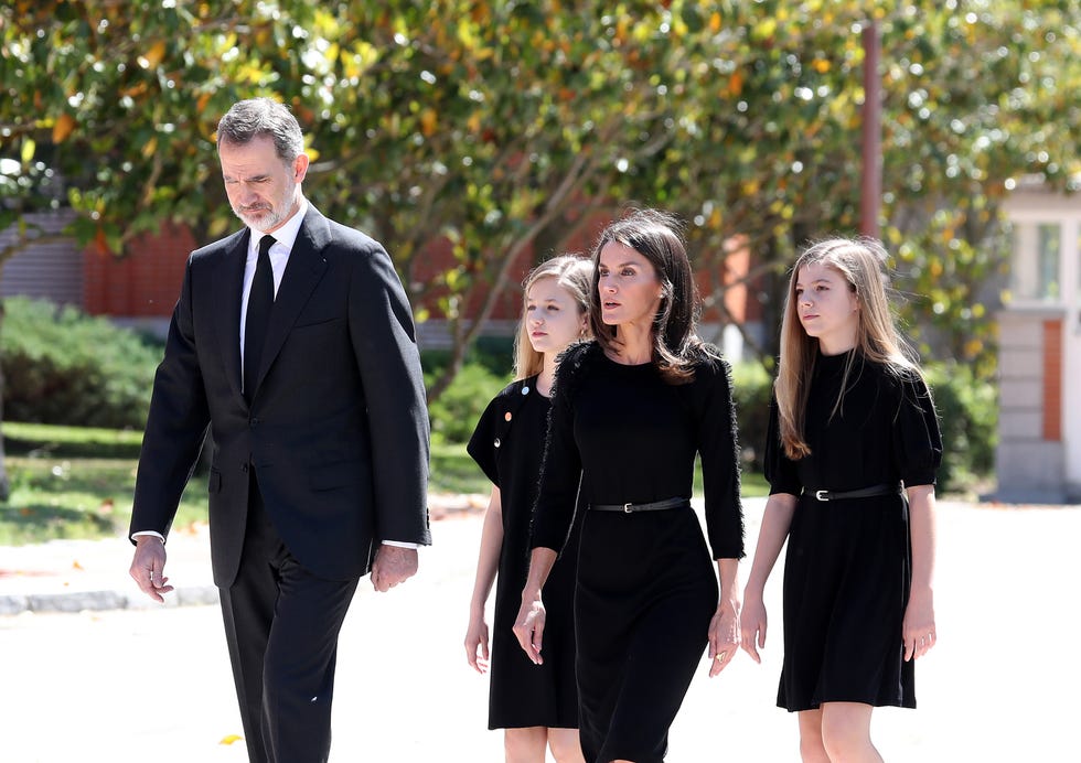 felipe y letizia con sus hijas leonor y sofía en el minuto de silencio por las víctimas del coronavirus el 27 de mayo de 2020