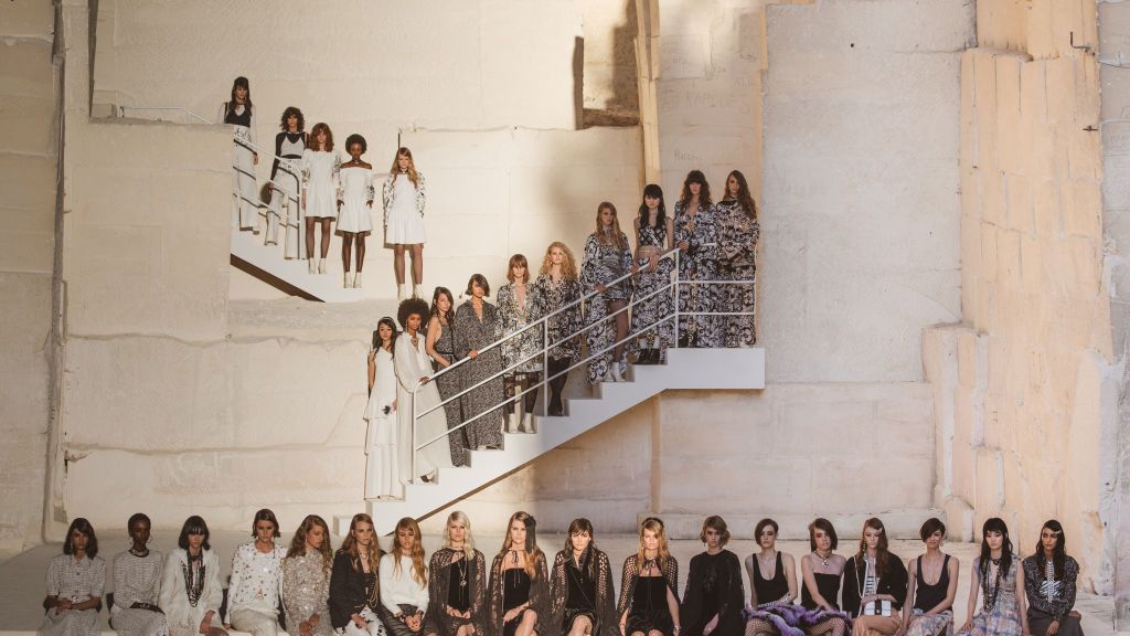 preview for Il video teaser della collezione Chanel alta moda Primavera Estate 2022 con Chalotte Casiraghi