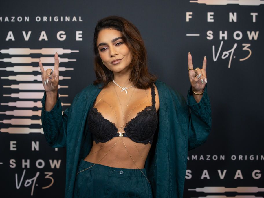 912px x 683px - Vanessa Hudgens Shows Off Sculpted Abs In Lingerie For SavagexFenty