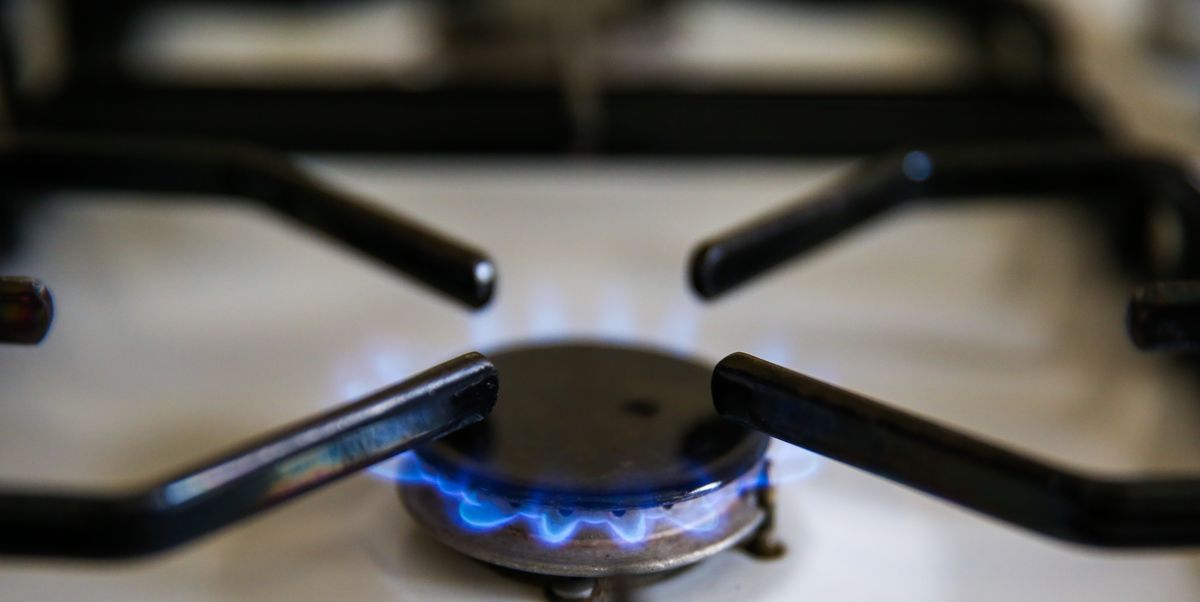 https://hips.hearstapps.com/hmg-prod/images/in-this-photo-illustration-a-gas-ring-is-seen-as-gas-bills-news-photo-1637694200.jpg?crop=1.00xw:0.752xh;0,0.129xh&resize=1200:*