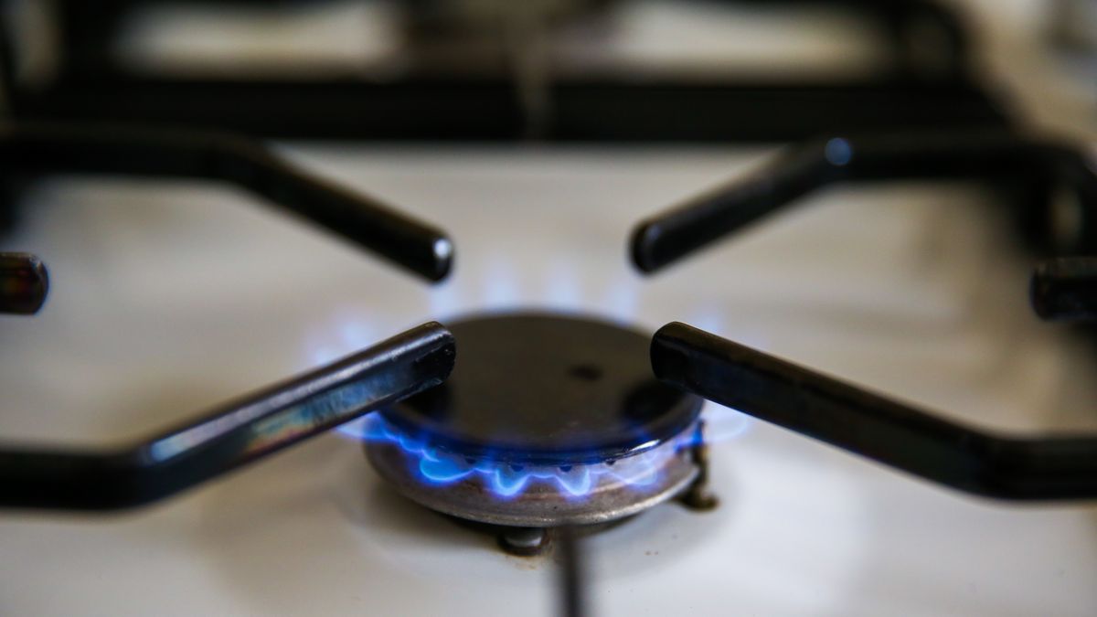 https://hips.hearstapps.com/hmg-prod/images/in-this-photo-illustration-a-gas-ring-is-seen-as-gas-bills-news-photo-1637694200.jpg?crop=1xw:0.84367xh;center,top&resize=1200:*