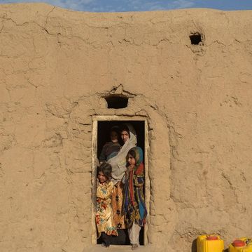una donna afghana sulla porta di casa nel villaggio di haji rashid khan