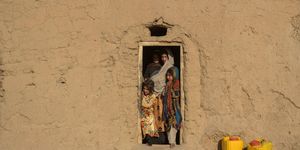una donna afghana sulla porta di casa nel villaggio di haji rashid khan