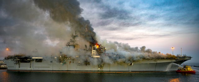 Fire ship. Пожар в ВМС США USS Bonhomme Richard. Bonhomme Richard корабль. Пожар на корабле ВМС США В Сан Диего. Десантный корабль ВМС США «Боном Ричард».