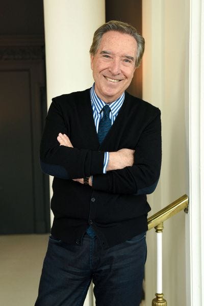 el periodista iñaki gabilondo posando posando sonriendo y con los brazos cruzados